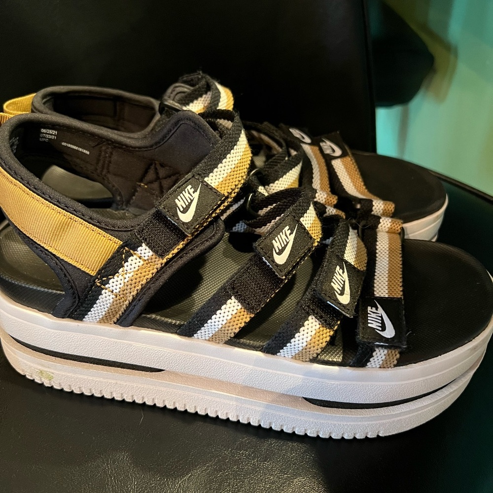 Nike iconic womens sandals size 9